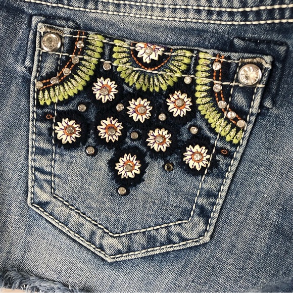 Women's Miss Me Low Rise Med. Wash Embroidered Floral Frayed Shorts. Size 27 - Picture 9 of 16